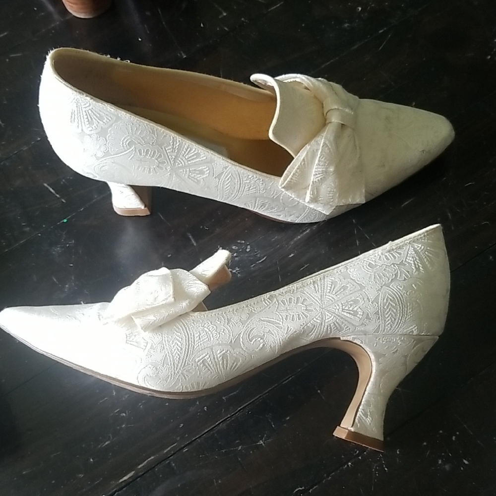 Elegant White Women's Shoes with Bow Detail